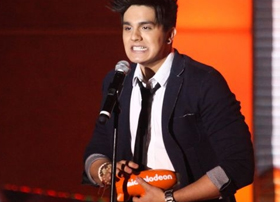 Luan Santana ganha o prêmio de ‘Cantor Favorito’ no MPN 2012