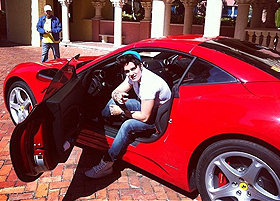 Luan Santana posta foto com Ferrari de amigo na web