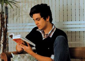 No dia do livro Luan Santana conta qual foi o livro que marcou a sua vida