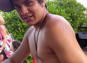 Para manter o corpo sarado, Luan Santana viaja com personal trainer