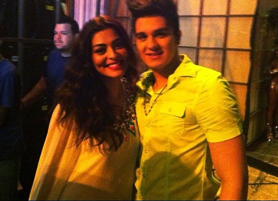 FOTOS | Luan Santana tieta Juliana Paes em gravação do ‘Caldeirão’