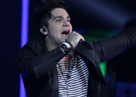 Luan Santana encerra a turnê 2012 e chama a equipe no palco para se despedir do público