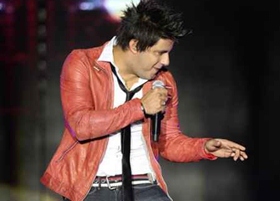 FOTOS |  Luan Santana chama Cristiano Araújo e Guilherme da dupla Guilherme e Santiago para dividirem o palco.