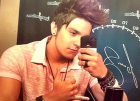 Luan Santana faz charme em frente ao espelho