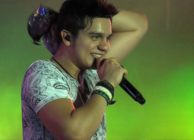 VÍDEO | Luan Santana sobe ao palco em Fortaleza e deseja feliz ano novo