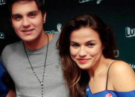 FOTO | Sem a namorada, Luan Santana é tietado pela gata Laryssa Dias, de ‘Salve Jorge’
