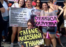 Fãs de Luan Santana ocupam a primeira fila e exibem cartazes
