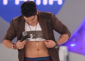 Fãs jogam sutiãs no palco do programa Eliana para Luan Santana