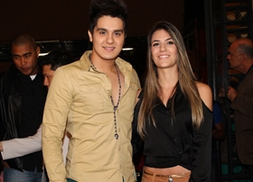 Com a namorada, Luan Santana prestigia musical em São Paulo