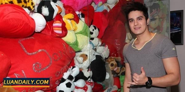 luan_santana_com_os_presentes_das_fas-4476