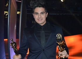 Luan Santana divide prêmio de melhor cantor 2012 com Roberto Carlos