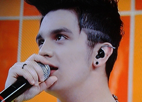 VÍDEOS | Luan Santana anima plateia e canta sucesso no palco do Caldeirão