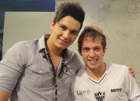Vídeo | Bernard tieta o cantor Luan Santana e brinca “eu imitei o cabelo dele”