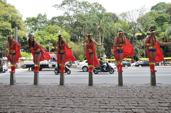 FÃS DO CANTOR LUAN SANTANA FAZEM FOTOS VESTIDAS DE MULHER MARAVILHA NA PAULISTA.