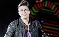 OMG! Luan Santana come gafanhotos fritos durante viagem ao Japão