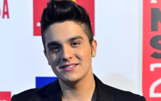 Nos bastidores do Prêmio Multishow, Luan Santana canta “Raridade”, música que fez para a namorada