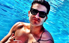 Luan Santana posta foto na piscina e exibi o corpão