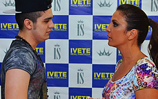Luan Santana encontra Ivete Sangalo no camarim de Serrinha (BA)
