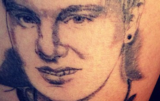 Fã de Luan Santana tatua rosto do cantor