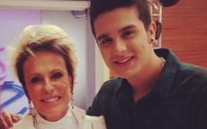 Fotos | Mãe de Luan Santana vai à gravação do programa “Mais Você” com o cantor e coloca a ‘mão na massa’
