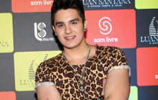 Luan Santana usa camisa com estampa animal em coletiva de imprensa