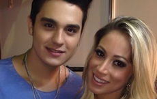 Luan Santana encontra Gusttavo Lima no camarim do Universo Alegria e é tietado por celebridades