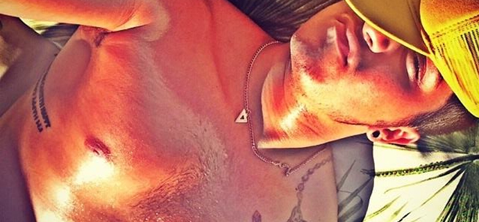 Luan Santana ganha elogios ao postar foto sem camisa