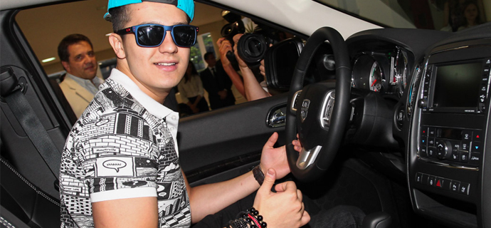 FOTOS | Luan Santana ganha carro de luxo