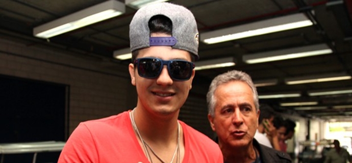 De boné descolado, Luan Santana circula nos bastidores do Domingão