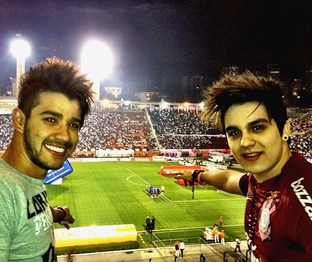 27abr2013---os-sertanejos-gusttavo-lima-e-luan-santana-assistem-juntos-a-uma-partida-do-time-paulistano-corinthians-no-estadio-do-pacaembu-em-sao-paulo-olha-eu-e-o-1367253779150_612x612
