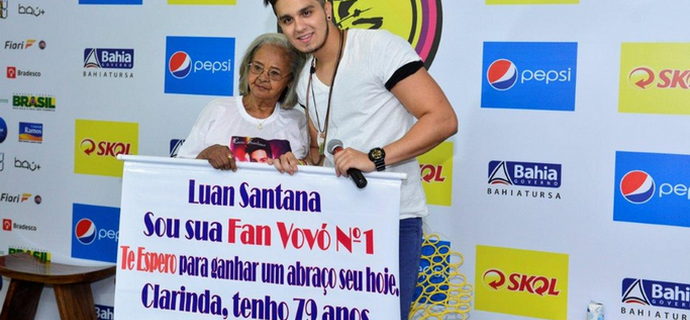 Vovó de 79 anos faz cartaz para Luan Santana e recebe carinho do cantor