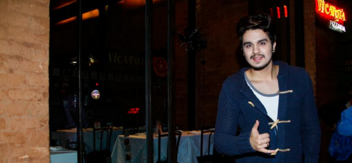 FOTOS | Luan Santana janta sozinho em pizzaria de São Paulo