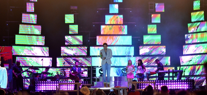 Luan Santana revela segredo de troca de roupa no palco durante show