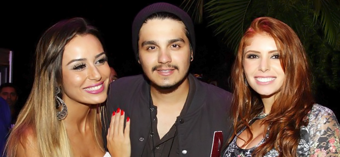 Ex-BBBs Amanda e Leticia posam com Luan Santana em show