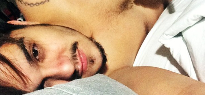 Luan Santana posa sem camisa ao acordar no meio da tarde