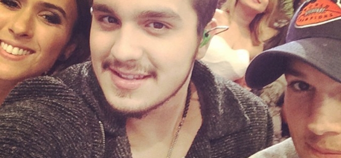 Luan Santana posa com Ashton Kutcher e Tatá Werneck