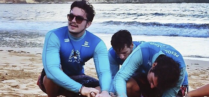 De folga, Luan Santana mergulha e ajuda capturar duas tartarugas em Fernando de Noronha