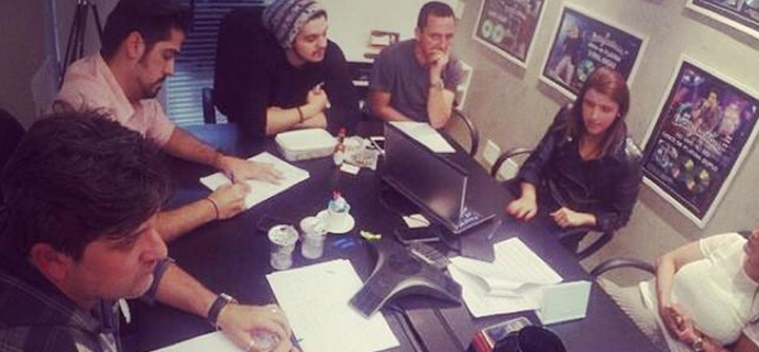 Luan Santana participa de reuniões em seu escritório