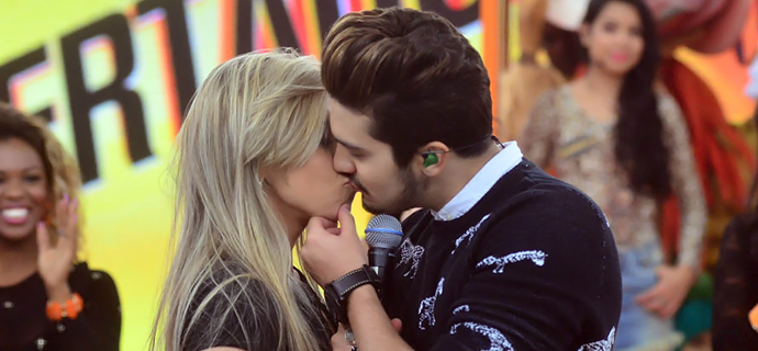 OMG! Luan Santana beija bailarina no palco dos Legendários. Assista na íntegra!