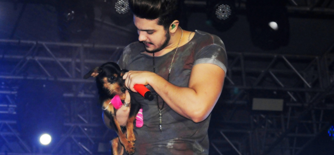 FOTOS | No palco do Arena Bahia Music, Luan Santana canta com cachorro