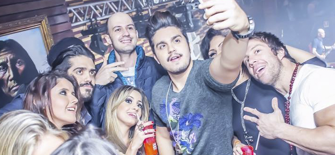 Luan Santana curte a madrugada na Wood’s Curitiba com sua equipe