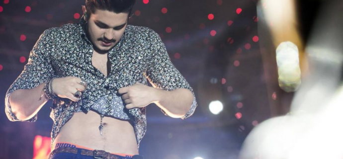 Luan Santana diz que mico no palco é responsável por mudança de estilo