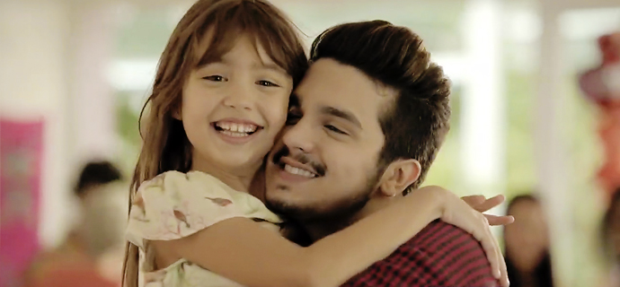 Luan Santana participa de comercial natalino das Casas Bahia