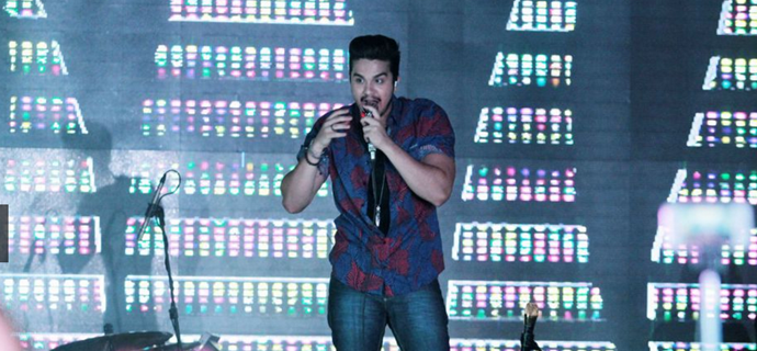 Luan Santana leva fãs à histeria no P12, em Florianópolis