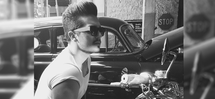 Instagram | Luan Santana faz pose em cima de moto antiga
