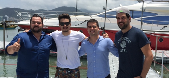 Luan Santana & Sorocaba chegam de helicóptero a Itapema