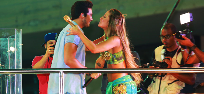 Fotos & Vídeos: Luan Santana sobe em trio de Claudia Leitte em Salvador