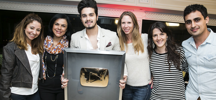 Luan Santana ganha “Botão de Ouro” do Youtube pela marca de 1 milhão de inscritos em seu canal