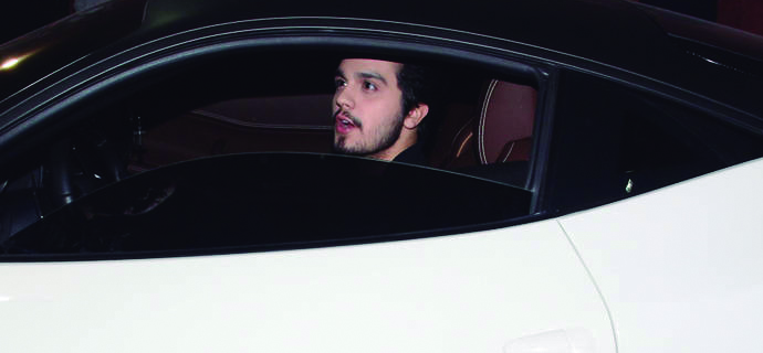 FOTOS | Luan Santana chega ao Villa Country em São Paulo dirigindo sua Ferrari
