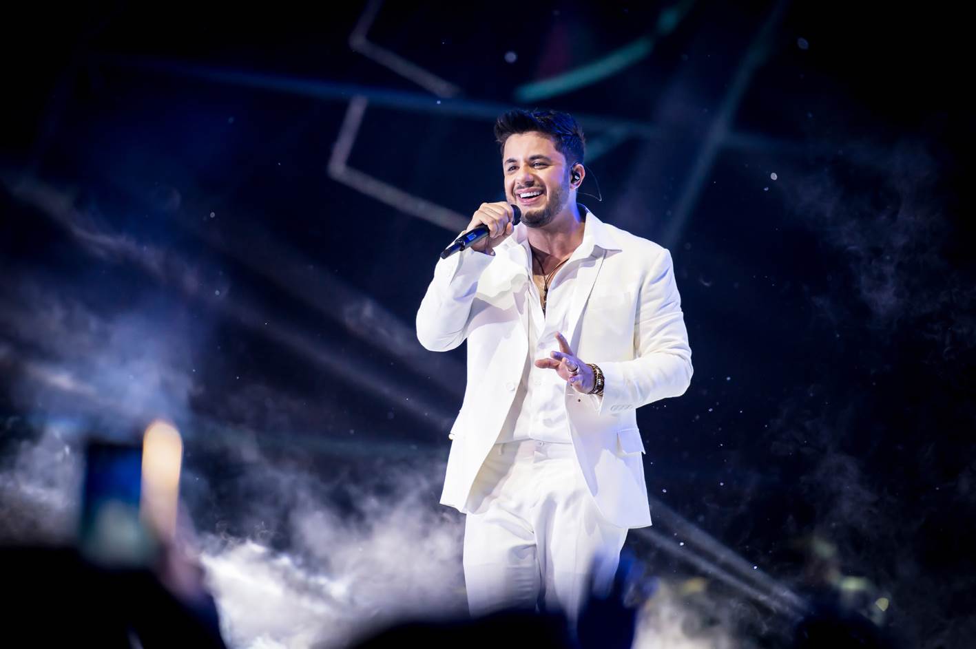 Luan Santana canta “Efeitos” em homenagem a Cristiano Araújo em Aracaju